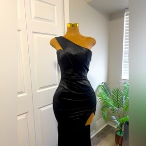 Black bridesmaids dress with corset, suitable for prom